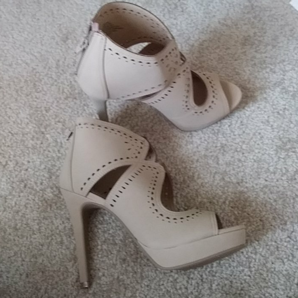 Shoe - Picture 7 of 8